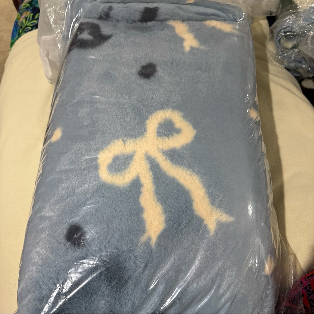 Anthropologie Blue and Cream Bow Pattern Throw fur blanket heavy new - Picture 2 of 5